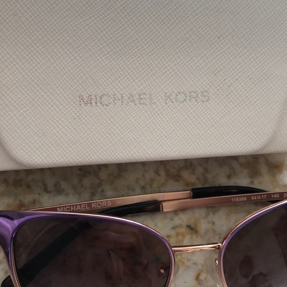 Michael Kors Sunnies 😎 - Picture 3 of 4